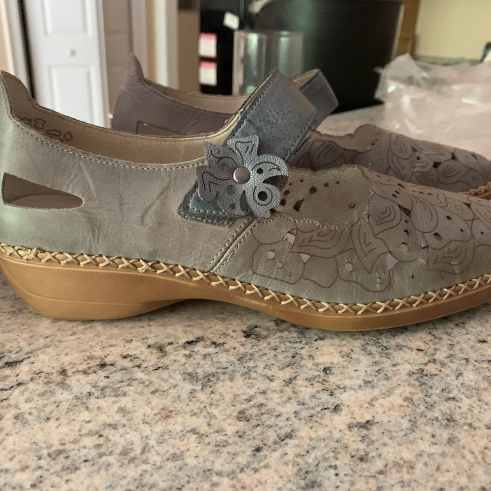 gray flower sandals